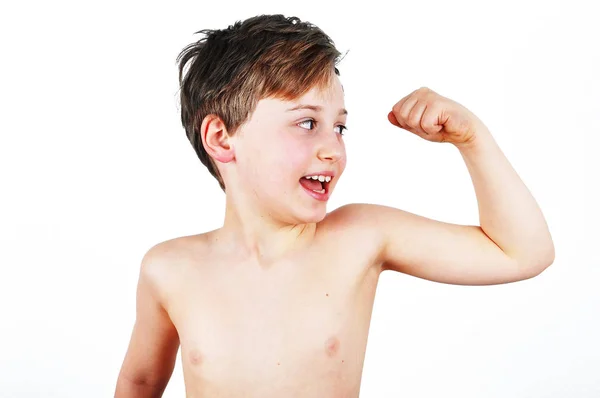 Rapaz a verificar os músculos do bíceps — Fotografia de Stock
