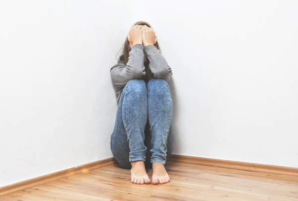 Girl crying in corner — Stock Photo, Image