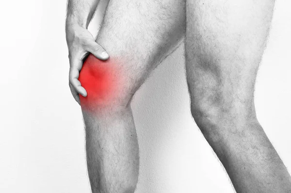 Hombre sosteniendo su rodilla debido a un dolor . —  Fotos de Stock