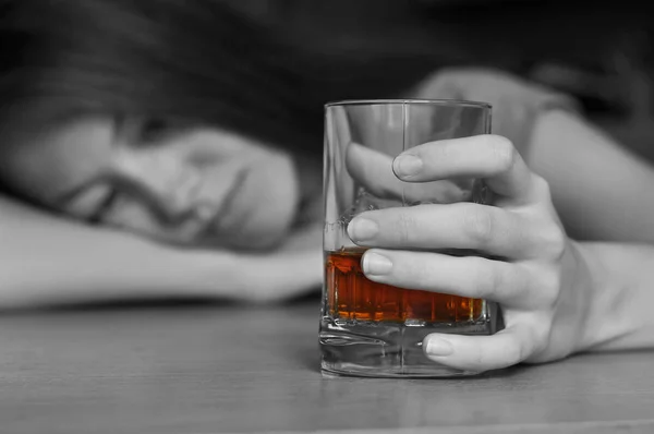 Alkoholabhängige Frau — Stockfoto
