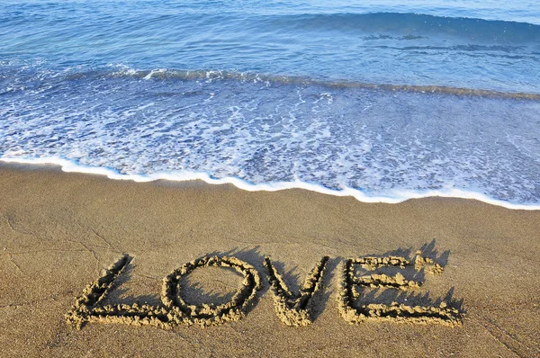 Parola 'Amore' sulla spiaggia Foto Stock Royalty Free