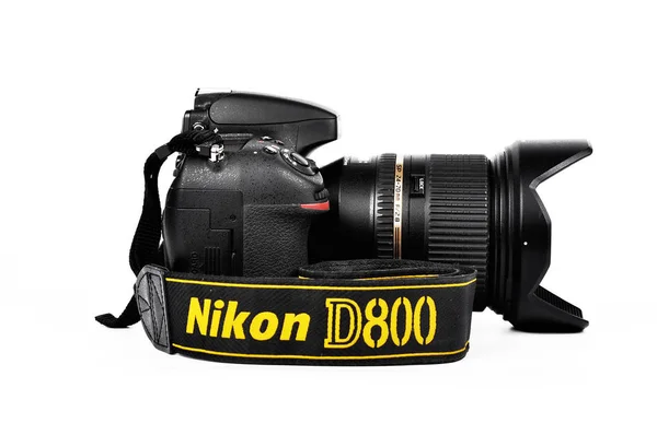 CHLUMCANY, REPÚBLICA CHECA, 25 DE ABRIL DE 2015: Nikon D800 y Tamron —  Fotos de Stock