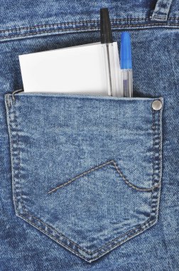 Denim cep iki kalem ve kağıt ile
