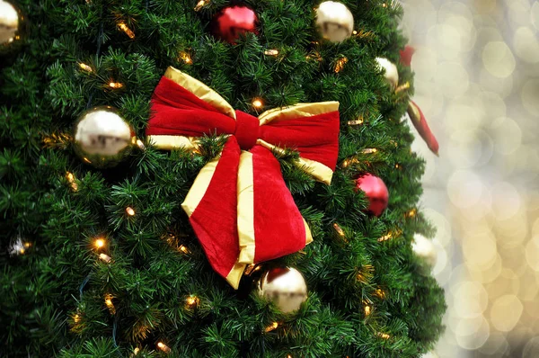 Kırmızı yay ile Noel ağacı