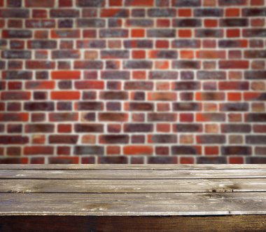 ahşap masa ile Brickwall