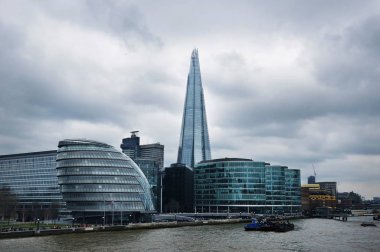 Bulutlu gökyüzü altında 