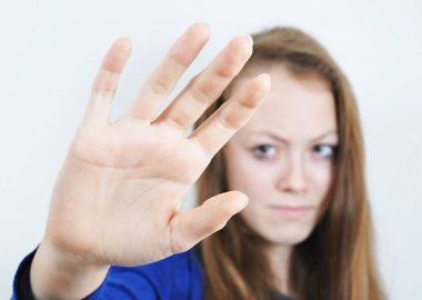 Caucasion kız eliyle genişletilmiş