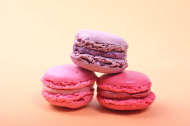 Renkli arka plan üzerinde macaroons
