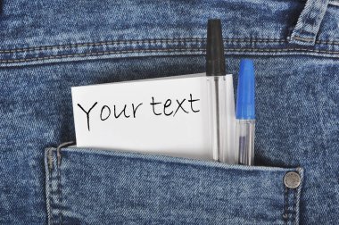 Denim cep iki kalem ve kağıt ile