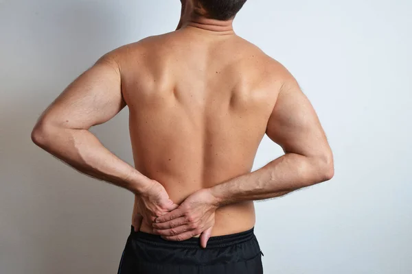 Uomo con mal di schiena — Foto Stock