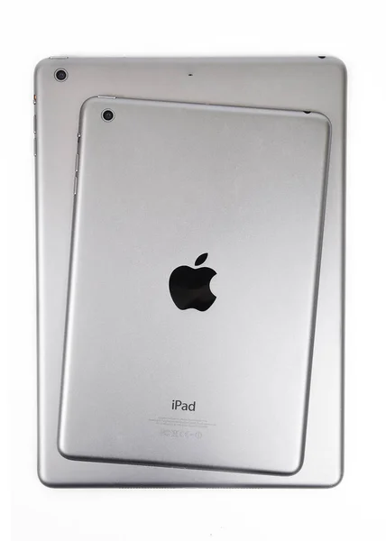 Chlumcany, Çek Cumhuriyeti, 9 Ekim 2015: Apple ipad Mini Apple ipad hava koymak — Stok fotoğraf