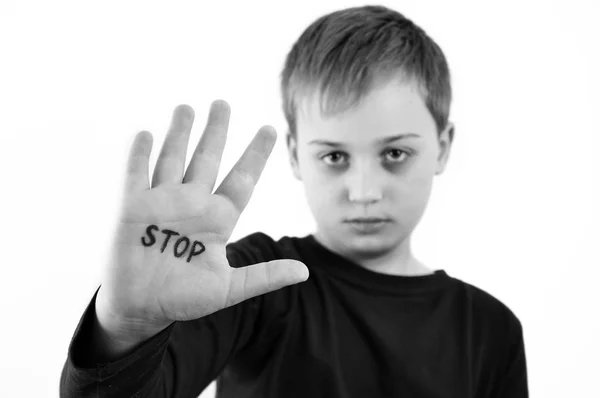 Misbruikte kleine jongen — Stockfoto