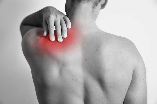 Hombre con dolor de espalda — Foto de Stock