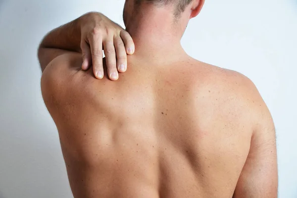 Hombre con dolor de espalda — Foto de Stock