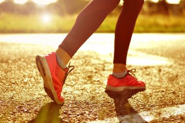 Gün batımı runnin kadın