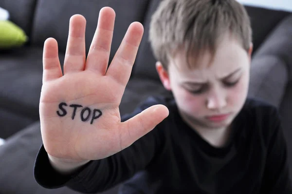 Pequeno Menino Abusado Segurando Mão Com Palavra Stop Escrita Nele — Fotografia de Stock