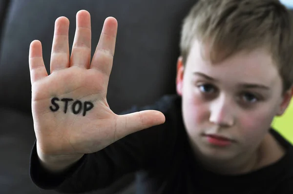 Kleine Misbruikt Jongen Die Zijn Hand Met Het Woord Stop — Stockfoto