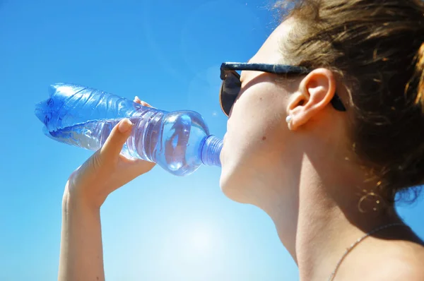 魅力的な若い女性は、水を飲む — ストック写真