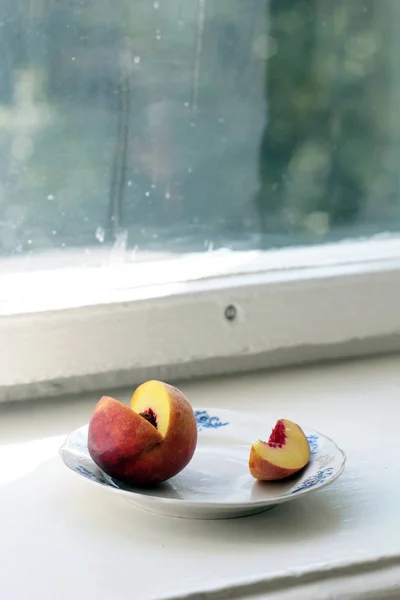 Cut Peach Plate — Stock Photo, Image