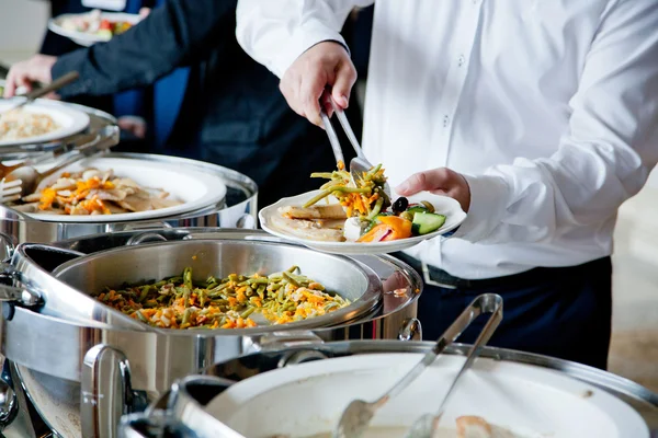 insanlar bir şölende