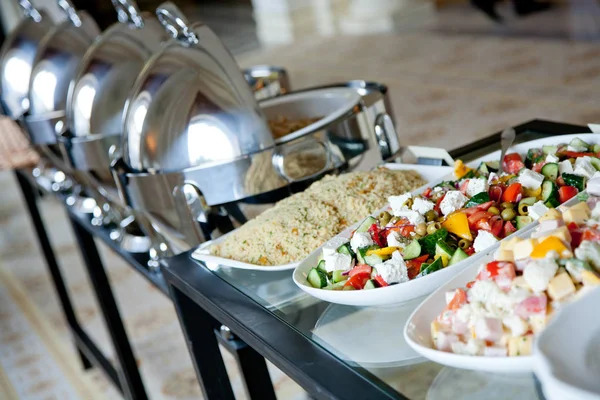 Mesa buffet com saladas — Fotografia de Stock