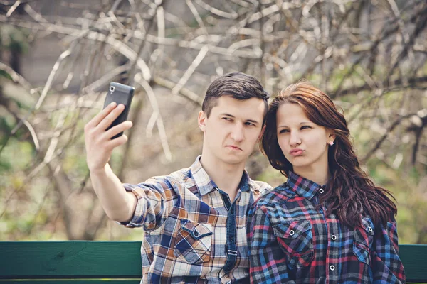Jong koppel doen selfie — Stockfoto