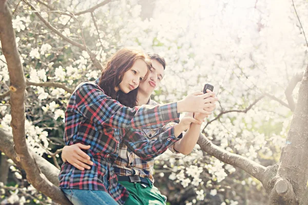 Jeune couple faisant selfie — Photo