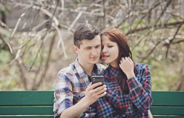 Genç çift selfie yapıyor