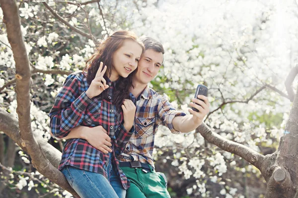 Νεαρό ζευγάρι κάνει selfie — Φωτογραφία Αρχείου