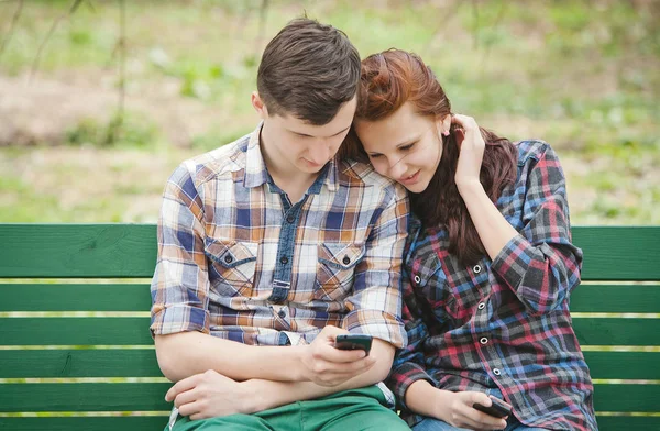Paar kijken naar mobiele telefoon — Stockfoto