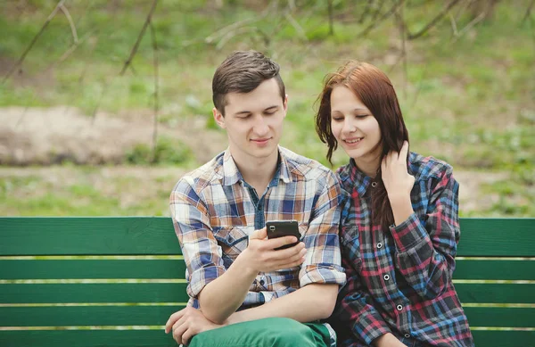 Paar kijken naar mobiele telefoon — Stockfoto