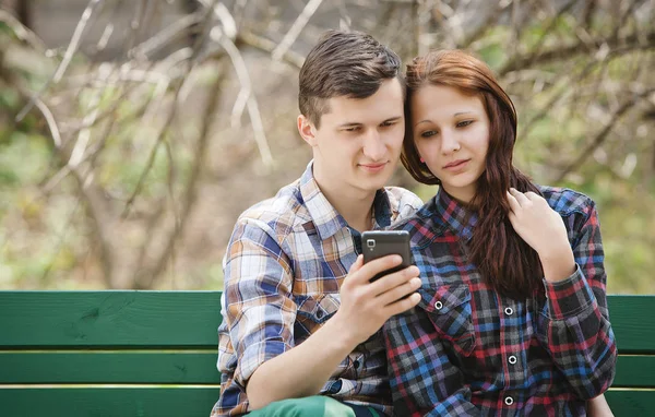 Paar kijken naar mobiele telefoon — Stockfoto