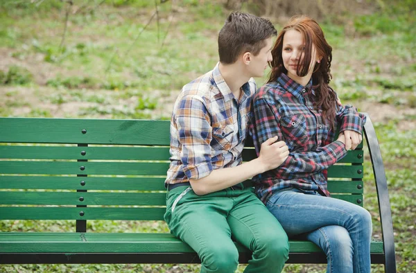 调情的年轻夫妇在一张长椅上 — 图库照片