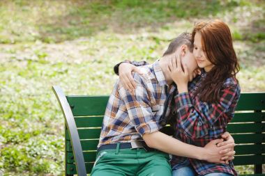 Bir bankta flört genç Çift