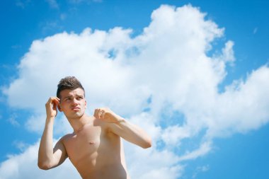 Çarpıcı atletik erkek 