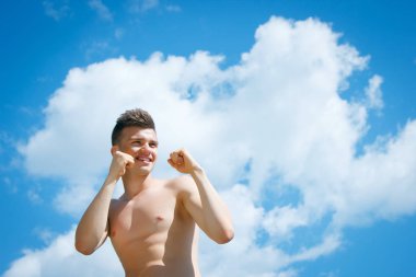 Çarpıcı atletik erkek