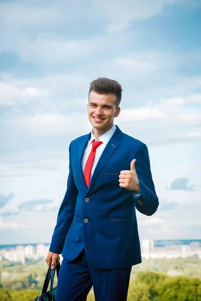 Jovem empresário alegre — Fotografia de Stock