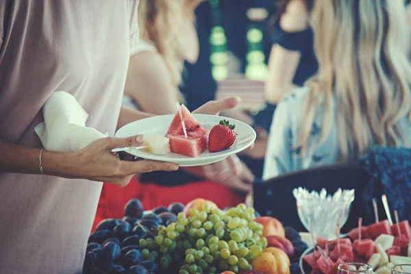 La gente toma comida — Foto de Stock