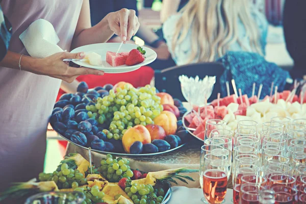 Menschen nehmen Nahrung zu sich — Stockfoto