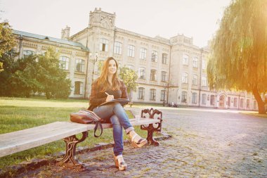 Öğrenci bankta oturuyor