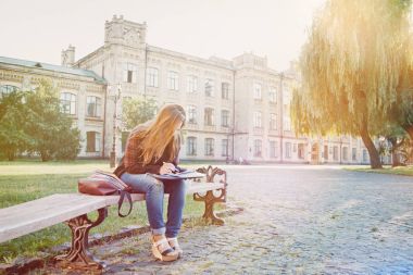 Öğrenci bankta oturuyor