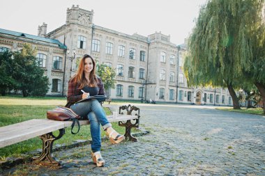 Öğrenci bankta oturuyor