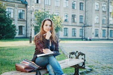 Öğrenci bankta oturuyor