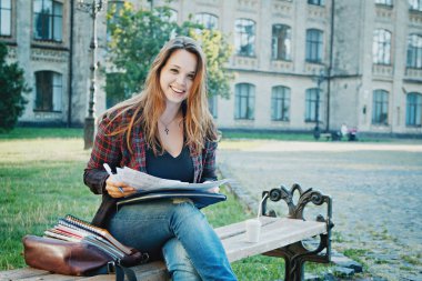 Öğrenci bankta oturuyor