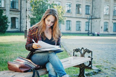 Öğrenci bankta oturuyor