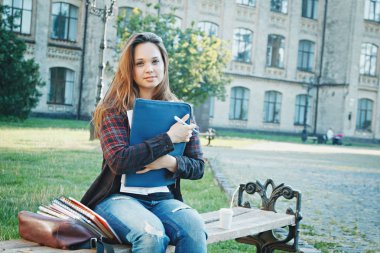 Öğrenci bankta oturuyor