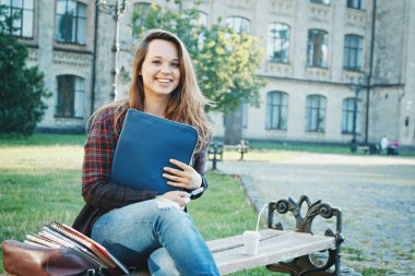 Öğrenci bankta oturuyor