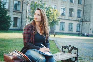 Öğrenci bankta oturuyor