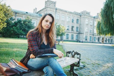 Öğrenci bankta oturuyor