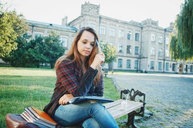 Öğrenci bankta oturuyor